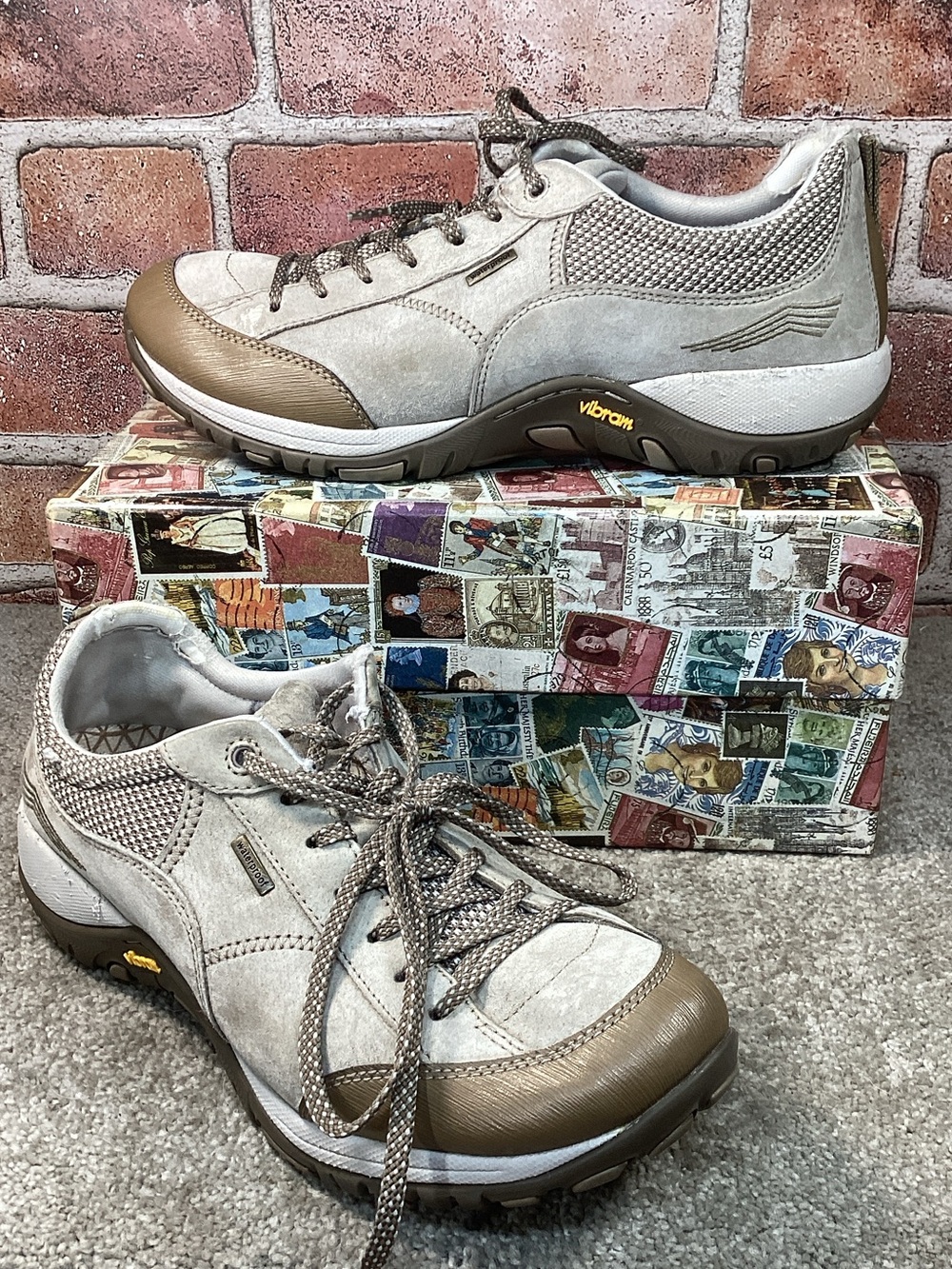 Dansko Womens Paisley Waterproof sneakers size 40 eu size 9-9.5 US